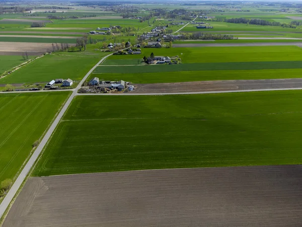 Bahar tarlaları, çayırlar ve köyler güneşli, güneşli bir günde kuş bakışı görülür..