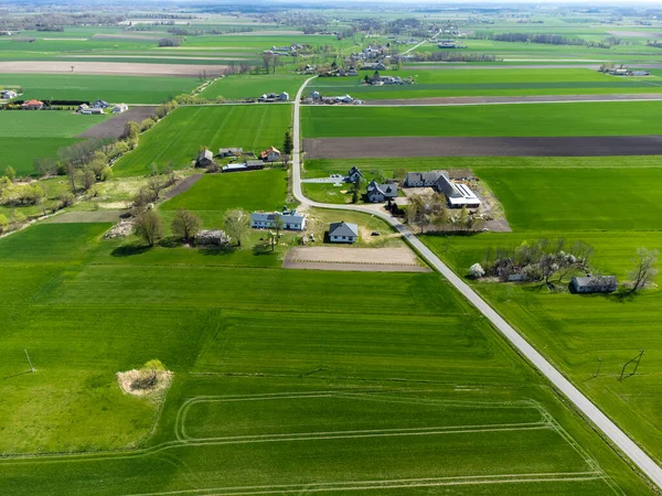 Bahar tarlaları, çayırlar ve köyler güneşli, güneşli bir günde kuş bakışı görülür..