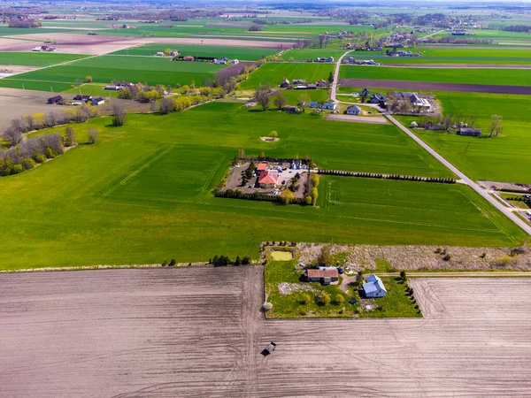 Bahar tarlaları, çayırlar ve köyler güneşli, güneşli bir günde kuş bakışı görülür..