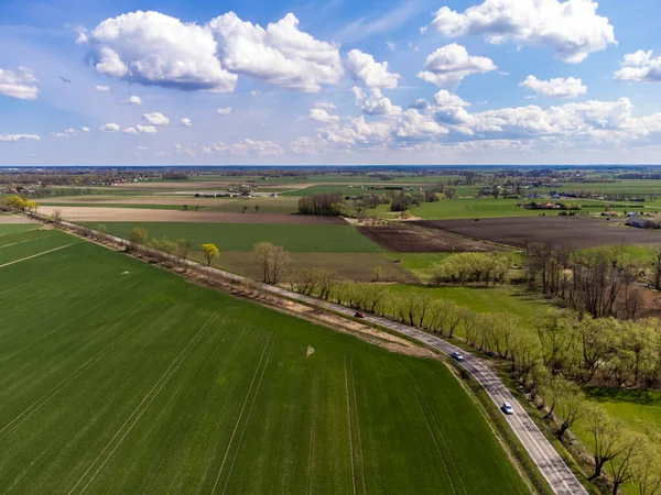 Bahar tarlaları, çayırlar ve köyler güneşli, güneşli bir günde kuş bakışı görülür..