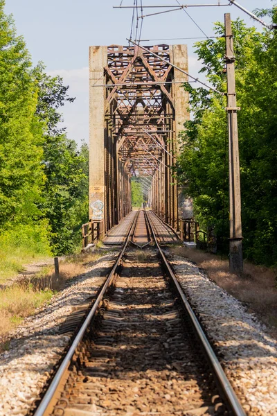 Metalen Structuur Van Het Spoorviaduct Rivier Tegen Achtergrond Van Een — Stockfoto