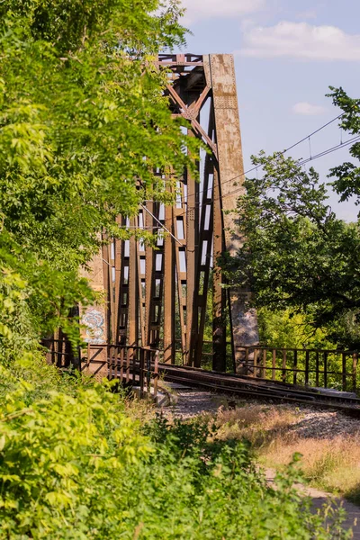 Μεταλλική Δομή Της Σιδηροδρομικής Γέφυρας Πάνω Από Ποτάμι Φόντο Ένα — Φωτογραφία Αρχείου