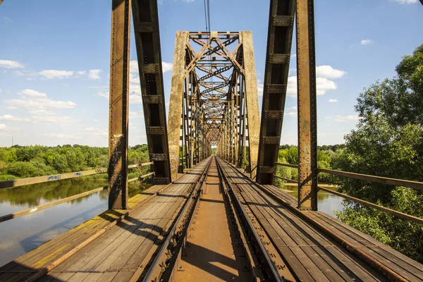 Estrutura Metálica Viaduto Ferroviário Sobre Rio Contra Fundo Céu Azul — Fotografia de Stock