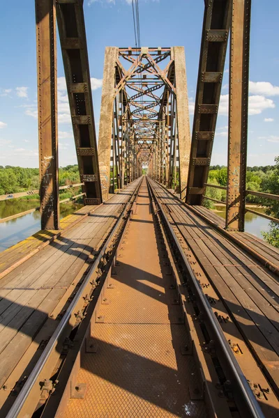 Estrutura Metálica Viaduto Ferroviário Sobre Rio Contra Fundo Céu Azul — Fotografia de Stock