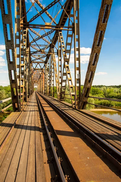 Metalen Structuur Van Het Spoorviaduct Rivier Tegen Achtergrond Van Een — Stockfoto