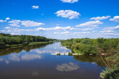 Güneşli bir yaz gününde Orta Avrupa nehri. Yaz