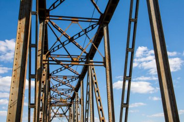 Demiryolu gökyüzüne ve bulutlara karşı alışılmadık geniş açılı perspektifte viyadük..