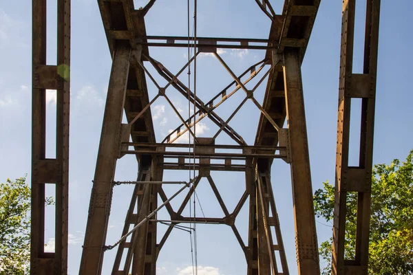 Viaduto Ferroviário Contra Céu Nuvens Uma Perspectiva Grande Ângulo Incomum — Fotografia de Stock