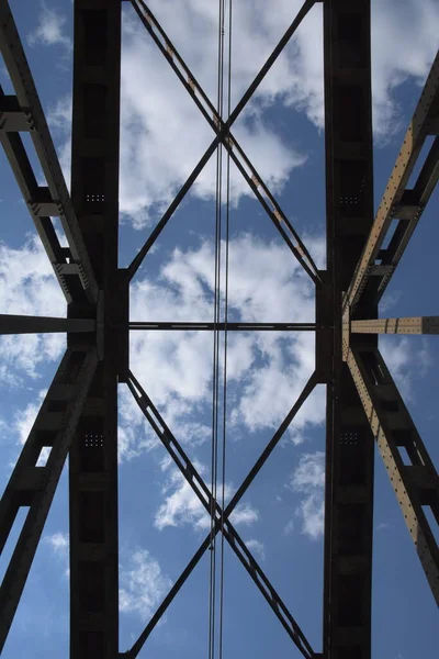 Viaduto Ferroviário Contra Céu Nuvens Uma Perspectiva Grande Ângulo Incomum — Fotografia de Stock