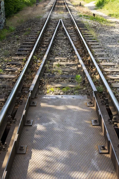 Viadukt Előtti Sárvédők Folyó Felett Régi Vasúti Síneken — Stock Fotó