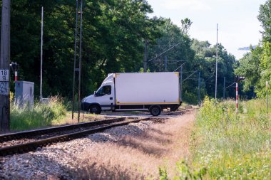 Güneşli bir yaz gününde tren ve araba kesişiyor.. 