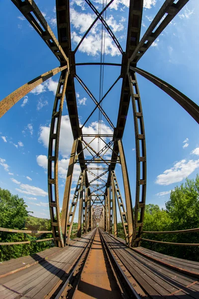 Spoorviaduct Groothoeklens Uwa Een Zonnige Dag — Stockfoto