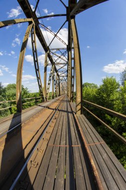 Güneşli bir günde UWA 'nın geniş açılı lensinde viyadük.. 