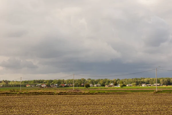 Nubes Oscuras Sobre Campo Arado Pueblo Fondo — Foto de Stock