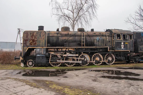 Eine Alte Und Baufällige Historische Pkp Dampflokomotive Steht Einem Düsteren — Stockfoto