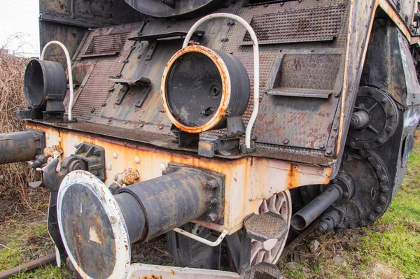 Antriebsmechanismus Einer Historischen Und Beschädigten Dampflokomotive Die Auf Einem Nebengleis — Stockfoto