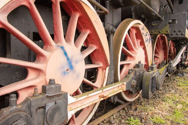 Antriebsmechanismus Einer Historischen Und Beschädigten Dampflokomotive Die Auf Einem Nebengleis — Stockfoto