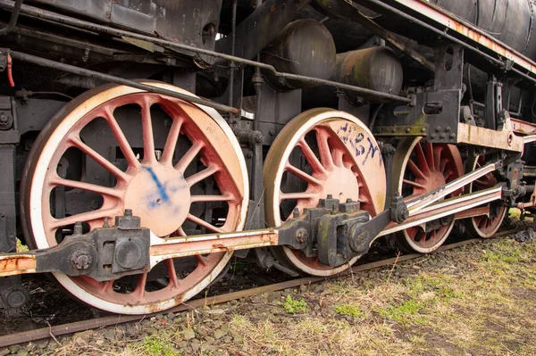Antriebsmechanismus Einer Historischen Und Beschädigten Dampflokomotive Die Auf Einem Nebengleis — Stockfoto