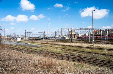 Demiryolu altyapısı, raylar, raylar ve güç kabloları rayların üzerinde..