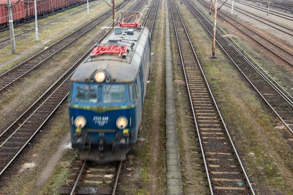 Elektrické Lokomotivy Vozy Železniční Infrastruktura Zamračený Podzimní Den — Stock fotografie