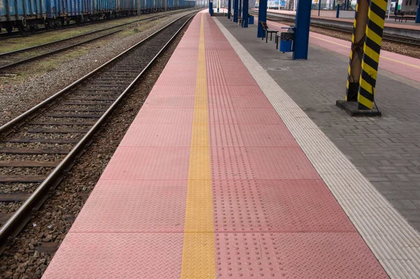 Spoorwegplatform Zonder Passagiers Het Station Gezien Vanuit Kikkerperspectief — Stockfoto