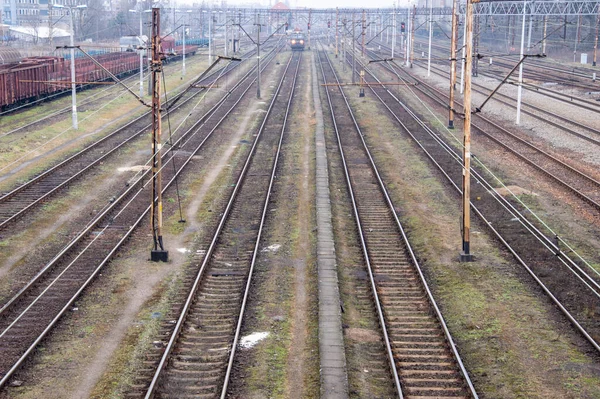 線路上の鉄道インフラ レール 電源ケーブル — ストック写真