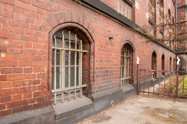 Terk edilmiş ve terk edilmiş tuğla bina güneşli bir sonbahar gününde.