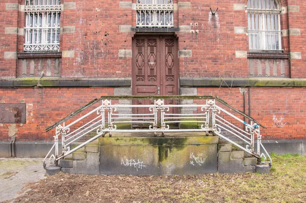 Verlaten Verwaarloosd Bakstenen Gebouw Een Zonnige Herfstdag — Stockfoto