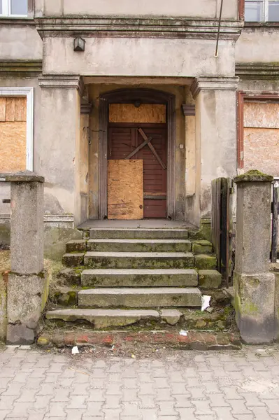 Εγκαταλελειμμένο Και Παραμελημένο Κτίριο Φραγμένες Πόρτες Μια Ηλιόλουστη Μέρα Του — Φωτογραφία Αρχείου