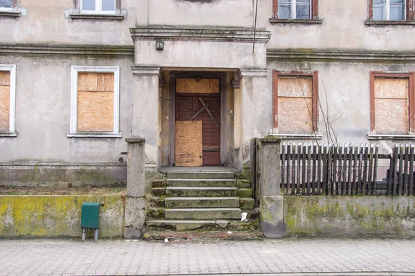 Edifício Abandonado Negligenciado Com Portas Barradas Dia Ensolarado Outono — Fotografia de Stock
