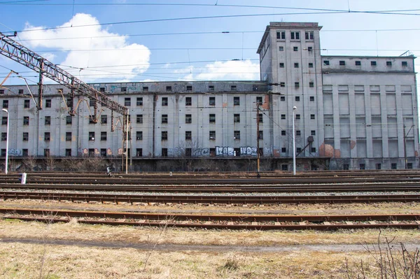 Tory Kolejowe Pociąg Tle Opuszczonego Zniszczonego Budynku Przemysłowego — Zdjęcie stockowe
