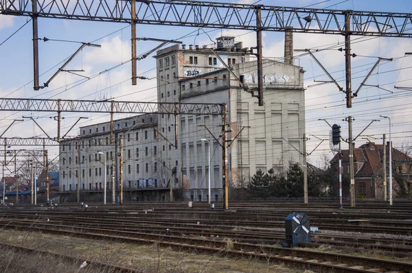 Spoorwegen Een Trein Tegen Achtergrond Van Een Verlaten Verwoest Industrieel — Stockfoto