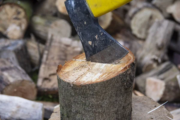 晴れた日に薪を割りながら斧と切り株 — ストック写真