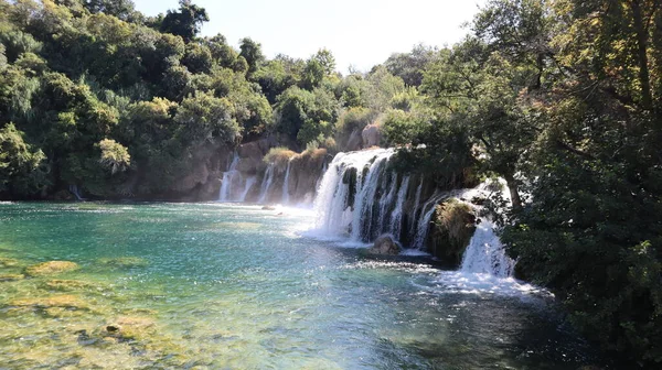 緑の森 国立公園Krka ダルマチア クロアチアの間の強力な水の流れで滝をカスケード 絵のように美しい滝 スクラディンスキー バック国立公園クルカ秋の晴れた日に — ストック写真