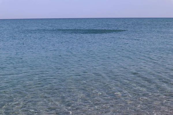 Açık Deniz Suyu Manzarası Bir Yaz Günü Ufukta Bir Balık — Stok fotoğraf