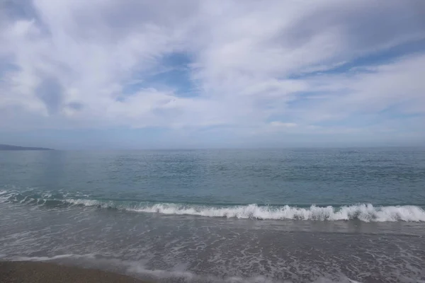 Cielo Azul Nublado Mar Turquesa Tormentoso Día Soleado Verano Playa — Foto de Stock