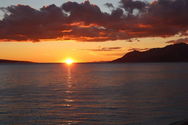 Sonnenuntergang Meer Silhouette Der Berge Vor Dem Hintergrund Eines Orangen — Stockfoto