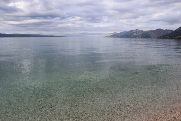 Pemandangan Laut Pegunungan Dan Awan Pada Hari Musim Panas Yang — Stok Foto