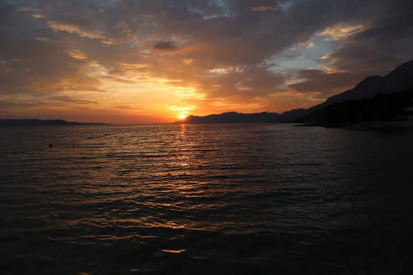 Strahlend Roter Sonnenuntergang Über Dem Meer Wolken Himmel Und Wasseroberfläche — Stockfoto