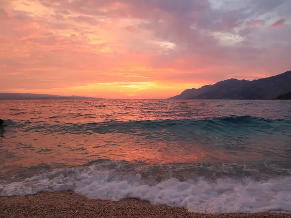 Sonnenuntergang Meer Rot Orangefarbener Himmel Und Stürmische See Einem Sommerabend — Stockfoto