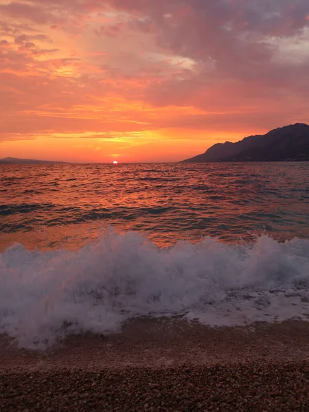 Sonnenuntergang Strand Roter Himmel Den Wolken Und Meeresbrandung Einem Sommerabend — Stockfoto