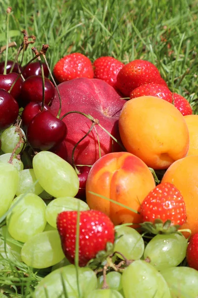 Abricots Orange Raisins Verts Fraises Rouges Cerises Douces Pêche Sur — Photo