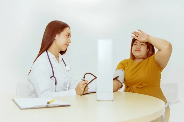 Medico Femminile Misurato Pressione Sanguigna Donne Obese Che Mostrano Mal — Foto Stock