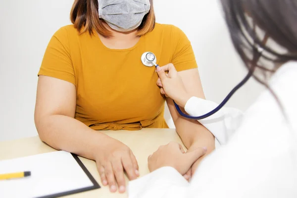 Konsep Pengobatan Medis Perawat Wanita Menggunakan Stetoskop Untuk Mendengarkan Detak — Stok Foto