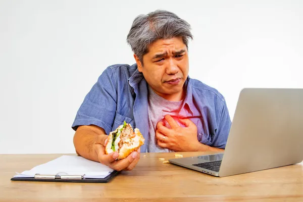 Orta Yaşlı Adam Yerinde Otururken Hamburger Yiyor Dizüstü Bilgisayar Göğüs — Stok fotoğraf