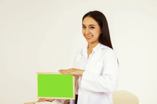 Sorria Para Você Asiático Médico Feminino Mostrando Tela Placa Verde — Fotografia de Stock