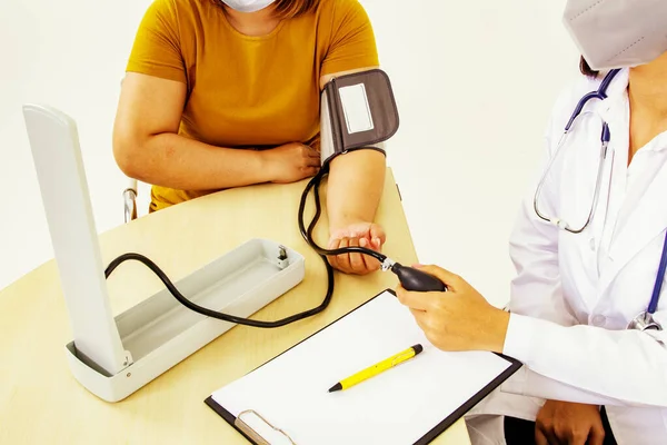 Dokter Perempuan Menggunakan Monitor Tekanan Darah Pada Seorang Wanita Dengan — Stok Foto