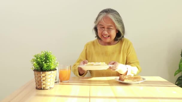 Anciana Asiática Mujer Sienta Para Aperitivo Por Tarde Mesa Comedor — Vídeos de Stock