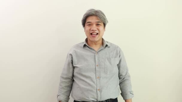 Asiático Hombre Pone Pie Presenta Una Solicitud Empleo Una Videoconferencia — Vídeo de stock