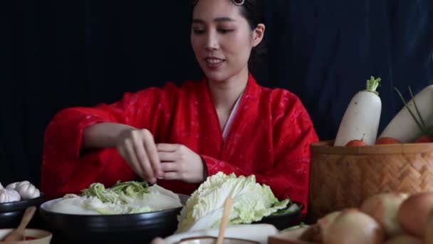 Mulher Asiática Bonita Vestida Hanbok Vermelho Faz Kimchi Prato Coreano — Vídeo de Stock